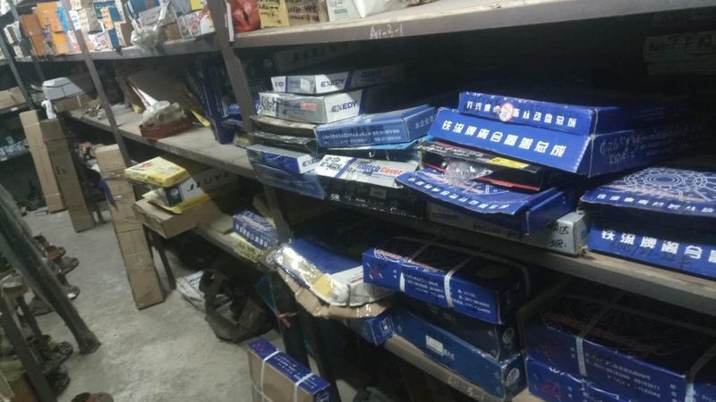新能源汽车配件主要包括电池、电机、电控系统、充电设备等。这些配件具有以下特点：